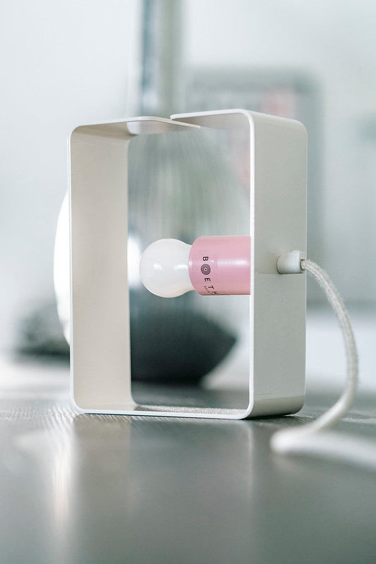 Lampe en acier petit format couleur blanche et rose  lampe de chevet ou applique idéal petit espace 