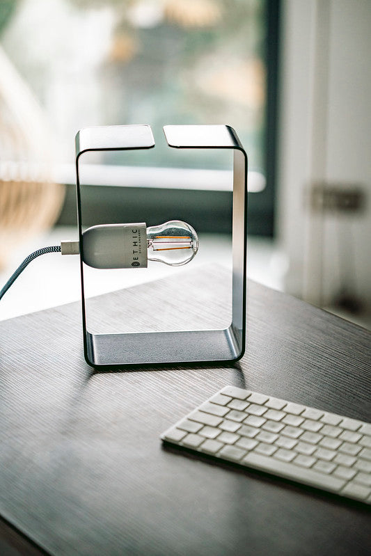 Lampe à poser  petit format , idéal  lape de chevet ou applique 